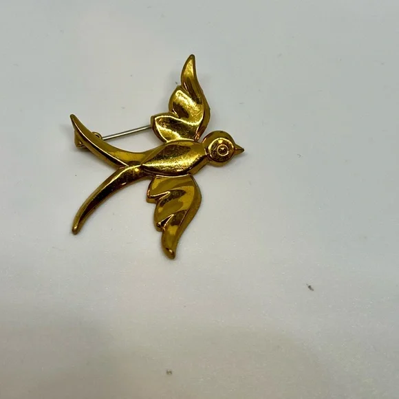 Vintage Bird Brooch Bundle in Gold and Silver, Marvella penguin & more - Picture 3 of 7